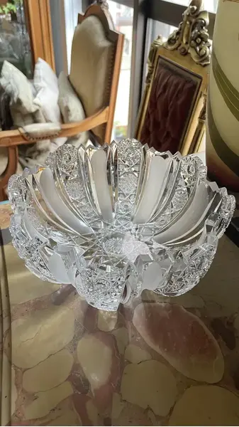 Foto de um(a) Antigo Centro De Mesa Saladeira Fruteira Cristal Baccarat, da categoria de Travessas e tigelas. Antigo e majestoso centro de mesa em cristal Baccarat ricamente lapidado à mão. A lapidação é incrível, borda recortada e... Mostrado de uma perspectiva diferente. Vendido no marketplace Trésors.