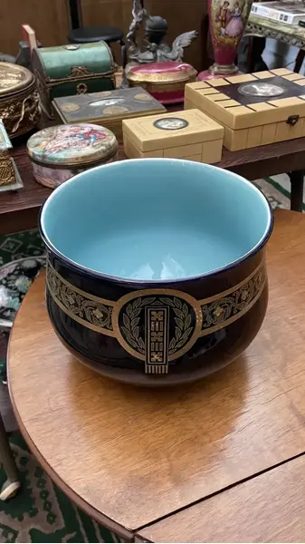 Foto de um(a) Antigo Vaso Cachepô Jarro Porcelana Francesa Sarreguemines, da categoria de Cachepot. Antigo vaso cachepô artístico em porcelana francesa Sarreguemines cor azul cobalto, a favorita do rei Louis XV. Decoração de... Mostrado de uma perspectiva diferente. Vendido no marketplace Trésors.