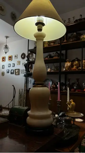 Foto de um(a) Antigo Abajur Clássico em Alabastro Italiano, da categoria de Abajures. Antigo e grande abajur no formato de balaústre em alabastro italiano. Clássico, elegante e muito chique, combina com tudo!... Mostrado de uma perspectiva diferente. Vendido no marketplace Trésors.