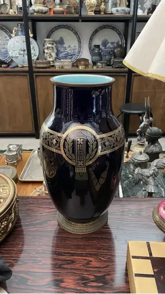 Foto de um(a) Antigo Vaso Jarro Ânfora Clássico Porcelana Sarreguemines, da categoria de Vasos. Importante vaso azul artístico em porcelana francesa Sarreguemines, pintado à mão e ornamentado com bronze. Peça toda... Mostrado de uma perspectiva diferente. Vendido no marketplace Trésors.