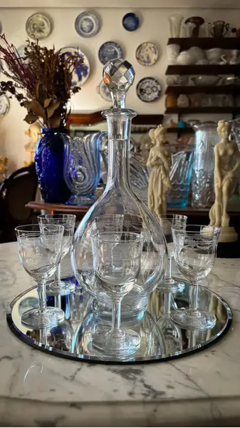 Foto de um(a) Antigo Conjunto Garrafa Cálices Cristal Francês Saint Louis, da categoria de Garrafas e Decantadores. Antigo e finíssimo conjunto para bebidas, composto por garrafa e seis cálices em cristal francês, da renomada Cristallerie... Mostrado de uma perspectiva diferente. Vendido no marketplace Trésors.