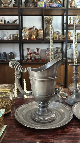 Foto de um(a) Antigo Par Jarros Présentoir Vasos Clássico Estanho Francês, da categoria de Jarros. Antigo e belíssimo par de jarros com présentoir em estanho francês, formato clássico, lindo e muito chique. Combina com todo... Mostrado de uma perspectiva diferente. Vendido no marketplace Trésors.