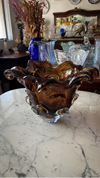 Foto de um(a) Antigo Grande Vaso Centro Mesa Murano Italiano Bullicante, da categoria de Vasos. ~ Italy Glass ~ Encante-se com a sofisticação deste grande vaso/centro de mesa, uma verdadeira joia do design italiano.... Mostrado de uma perspectiva diferente. Vendido no marketplace Trésors.
