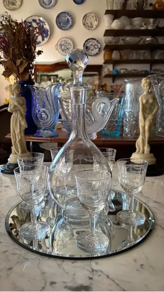 Foto de um(a) Antigo Conjunto Garrafa Cálices Cristal Francês Saint Louis, da categoria de Garrafas e Decantadores. Antigo e finíssimo conjunto para bebidas, composto por garrafa e seis cálices em cristal francês, da renomada Cristallerie... Mostrado de uma perspectiva diferente. Vendido no marketplace Trésors.