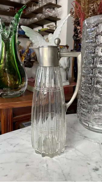 Foto de um(a) Antiga Jarra Claret Jug Em Cristal Italiano E Prata De Lei, da categoria de Jarros. Vietor Italy - Silver 800. Finíssima jarra em cristal italiano lapidado à mão, com detalhes em prata de lei, teor 800. Peça... Mostrado de uma perspectiva diferente. Vendido no marketplace Trésors.