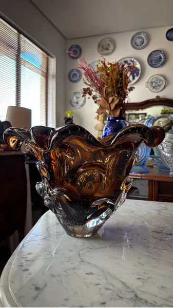 Foto de um(a) Antigo Grande Vaso Centro Mesa Murano Italiano Bullicante, da categoria de Vasos. ~ Italy Glass ~ Encante-se com a sofisticação deste grande vaso/centro de mesa, uma verdadeira joia do design italiano.... Mostrado de uma perspectiva diferente. Vendido no marketplace Trésors.