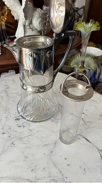 Foto de um(a) Antiga Jarra Refresqueira Claret Jug Cristal Wmf Art Deco, da categoria de Garrafas, potes e jarros. ~ Württembergische Metallwarenfabrik (WMF) ~Renomada manufatura alemã fundada em 1853. Antiga e imponente jarra refresqueira... Mostrado de uma perspectiva diferente. Vendido no marketplace Trésors.