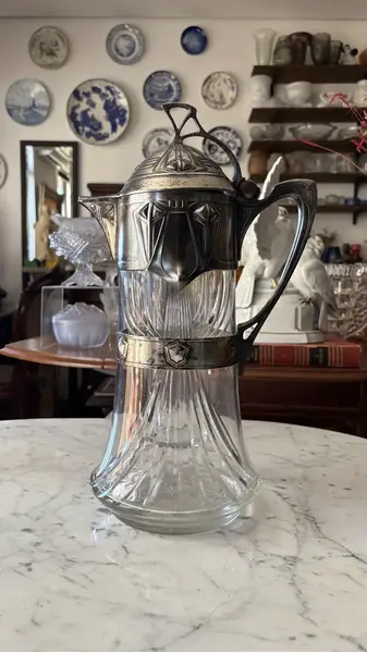 Foto de um(a) Antiga Jarra Refresqueira Claret Jug Cristal Wmf Art Deco, da categoria de Garrafas, potes e jarros. ~ Württembergische Metallwarenfabrik (WMF) ~Renomada manufatura alemã fundada em 1853. Antiga e imponente jarra refresqueira... Mostrado de uma perspectiva diferente. Vendido no marketplace Trésors.