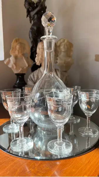 Foto de um(a) Antigo Conjunto Garrafa Cálices Cristal Francês Saint Louis, da categoria de Garrafas e Decantadores. Antigo e finíssimo conjunto para bebidas, composto por garrafa e seis cálices em cristal francês, da renomada Cristallerie... Mostrado de uma perspectiva diferente. Vendido no marketplace Trésors.