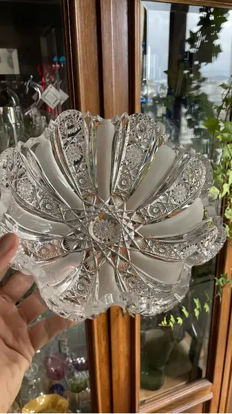 Foto de um(a) Antigo Centro De Mesa Saladeira Fruteira Cristal Baccarat, da categoria de Travessas e tigelas. Antigo e majestoso centro de mesa em cristal Baccarat ricamente lapidado à mão. A lapidação é incrível, borda recortada e... Mostrado de uma perspectiva diferente. Vendido no marketplace Trésors.