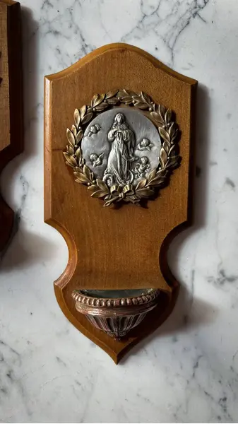 Foto de um(a) Arte Sacra Antiga Pia Batismal Coração Jesus Conceição, da categoria de Objetos religiosos e espirituais. ~ Arte Sacra ~ Antigo e raro par de pias de água benta em madeira de lei, com medalhões em prata com detalhes em bronze.... Mostrado de uma perspectiva diferente. Vendido no marketplace Trésors.