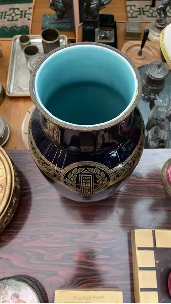 Foto de um(a) Antigo Vaso Jarro Ânfora Clássico Porcelana Sarreguemines, da categoria de Vasos. Importante vaso azul artístico em porcelana francesa Sarreguemines, pintado à mão e ornamentado com bronze. Peça toda... Mostrado de uma perspectiva diferente. Vendido no marketplace Trésors.
