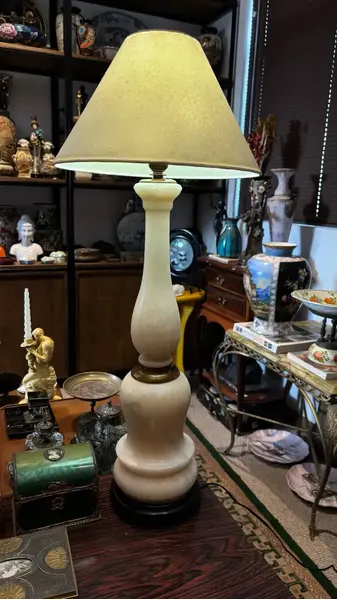 Foto de um(a) Antigo Abajur Clássico em Alabastro Italiano, da categoria de Abajures. Antigo e grande abajur no formato de balaústre em alabastro italiano. Clássico, elegante e muito chique, combina com tudo!... Mostrado de uma perspectiva diferente. Vendido no marketplace Trésors.