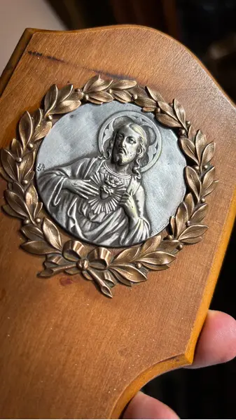 Foto de um(a) Arte Sacra Antiga Pia Batismal Coração Jesus Conceição, da categoria de Objetos religiosos e espirituais. ~ Arte Sacra ~ Antigo e raro par de pias de água benta em madeira de lei, com medalhões em prata com detalhes em bronze.... Mostrado de uma perspectiva diferente. Vendido no marketplace Trésors.