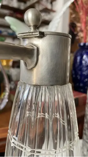 Foto de um(a) Antiga Jarra Claret Jug Em Cristal Italiano E Prata De Lei, da categoria de Jarros. Vietor Italy - Silver 800. Finíssima jarra em cristal italiano lapidado à mão, com detalhes em prata de lei, teor 800. Peça... Mostrado de uma perspectiva diferente. Vendido no marketplace Trésors.