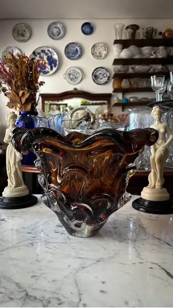 Foto de um(a) Antigo Grande Vaso Centro Mesa Murano Italiano Bullicante, da categoria de Vasos. ~ Italy Glass ~ Encante-se com a sofisticação deste grande vaso/centro de mesa, uma verdadeira joia do design italiano.... Mostrado de uma perspectiva diferente. Vendido no marketplace Trésors.