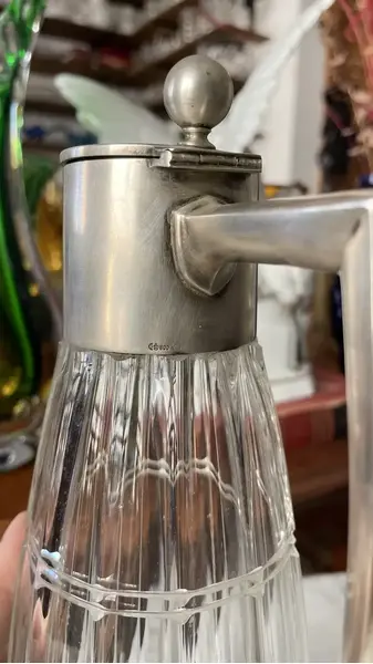 Foto de um(a) Antiga Jarra Claret Jug Em Cristal Italiano E Prata De Lei, da categoria de Jarros. Vietor Italy - Silver 800. Finíssima jarra em cristal italiano lapidado à mão, com detalhes em prata de lei, teor 800. Peça... Mostrado de uma perspectiva diferente. Vendido no marketplace Trésors.