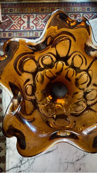 Foto de um(a) Antigo Grande Vaso Centro Mesa Murano Italiano Bullicante, da categoria de Vasos. ~ Italy Glass ~ Encante-se com a sofisticação deste grande vaso/centro de mesa, uma verdadeira joia do design italiano.... Mostrado de uma perspectiva diferente. Vendido no marketplace Trésors.