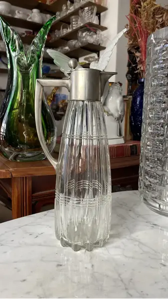 Foto de um(a) Antiga Jarra Claret Jug Em Cristal Italiano E Prata De Lei, da categoria de Jarros. Vietor Italy - Silver 800. Finíssima jarra em cristal italiano lapidado à mão, com detalhes em prata de lei, teor 800. Peça... Mostrado de uma perspectiva diferente. Vendido no marketplace Trésors.