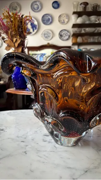 Foto de um(a) Antigo Grande Vaso Centro Mesa Murano Italiano Bullicante, da categoria de Vasos. ~ Italy Glass ~ Encante-se com a sofisticação deste grande vaso/centro de mesa, uma verdadeira joia do design italiano.... Mostrado de uma perspectiva diferente. Vendido no marketplace Trésors.
