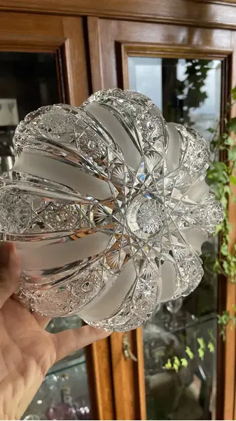 Foto de um(a) Antigo Centro De Mesa Saladeira Fruteira Cristal Baccarat, da categoria de Travessas e tigelas. Antigo e majestoso centro de mesa em cristal Baccarat ricamente lapidado à mão. A lapidação é incrível, borda recortada e... Mostrado de uma perspectiva diferente. Vendido no marketplace Trésors.