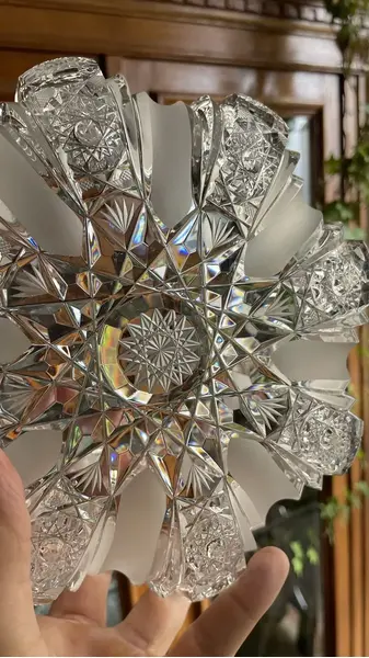 Foto de um(a) Antigo Centro De Mesa Saladeira Fruteira Cristal Baccarat, da categoria de Travessas e tigelas. Antigo e majestoso centro de mesa em cristal Baccarat ricamente lapidado à mão. A lapidação é incrível, borda recortada e... Mostrado de uma perspectiva diferente. Vendido no marketplace Trésors.