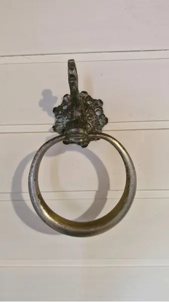Foto de um(a) Raro porta-toalha antigo em metal, formato de carpa, da categoria de Acessórios para banheiro. Belíssimo porta-toalha de parede em estilo clássico, apresentando um design ornamental e vintage que remete a artigos de... Mostrado de uma perspectiva diferente. Vendido no marketplace Trésors.