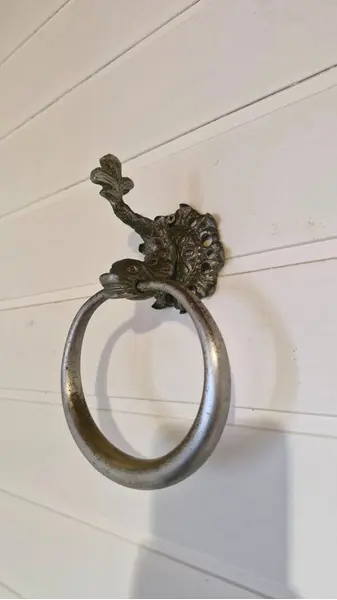 Foto de um(a) Raro porta-toalha antigo em metal, formato de carpa, da categoria de Acessórios para banheiro. Belíssimo porta-toalha de parede em estilo clássico, apresentando um design ornamental e vintage que remete a artigos de... Mostrado de uma perspectiva diferente. Vendido no marketplace Trésors.