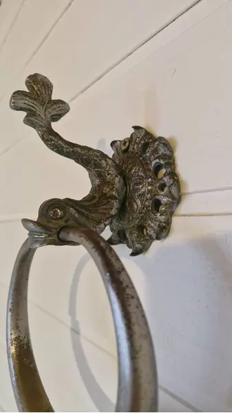 Foto de um(a) Raro porta-toalha antigo em metal, formato de carpa, da categoria de Acessórios para banheiro. Belíssimo porta-toalha de parede em estilo clássico, apresentando um design ornamental e vintage que remete a artigos de... Mostrado de uma perspectiva diferente. Vendido no marketplace Trésors.