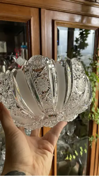 Foto de um(a) Antigo Centro De Mesa Saladeira Fruteira Cristal Baccarat, da categoria de Travessas e tigelas. Antigo e majestoso centro de mesa em cristal Baccarat ricamente lapidado à mão. A lapidação é incrível, borda recortada e... Mostrado de uma perspectiva diferente. Vendido no marketplace Trésors.