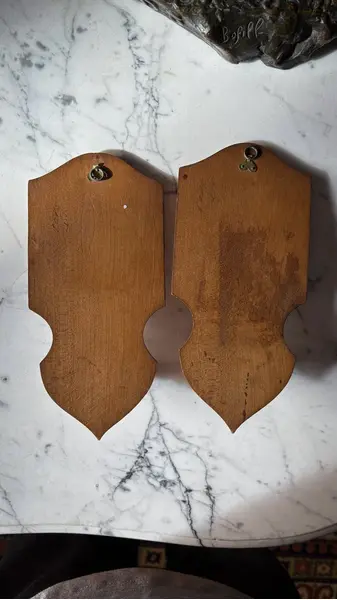 Foto de um(a) Arte Sacra Antiga Pia Batismal Coração Jesus Conceição, da categoria de Objetos religiosos e espirituais. ~ Arte Sacra ~ Antigo e raro par de pias de água benta em madeira de lei, com medalhões em prata com detalhes em bronze.... Mostrado de uma perspectiva diferente. Vendido no marketplace Trésors.