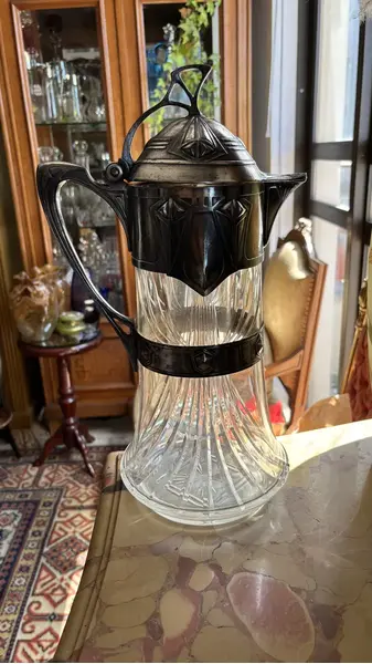 Foto de um(a) Antiga Jarra Refresqueira Claret Jug Cristal Wmf Art Deco, da categoria de Garrafas, potes e jarros. ~ Württembergische Metallwarenfabrik (WMF) ~Renomada manufatura alemã fundada em 1853. Antiga e imponente jarra refresqueira... Mostrado de uma perspectiva diferente. Vendido no marketplace Trésors.