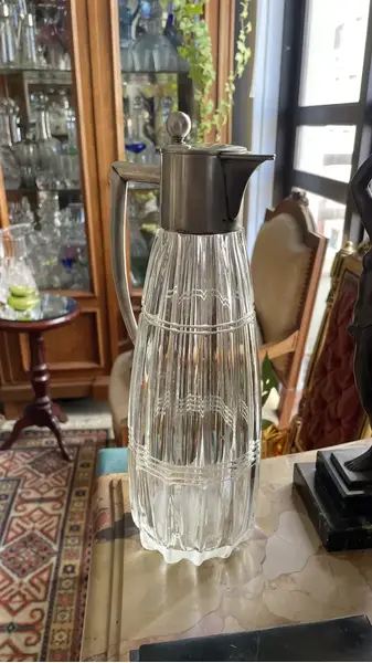 Foto de um(a) Antiga Jarra Claret Jug Em Cristal Italiano E Prata De Lei, da categoria de Jarros. Vietor Italy - Silver 800. Finíssima jarra em cristal italiano lapidado à mão, com detalhes em prata de lei, teor 800. Peça... Mostrado de uma perspectiva diferente. Vendido no marketplace Trésors.