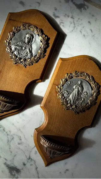 Foto de um(a) Arte Sacra Antiga Pia Batismal Coração Jesus Conceição, da categoria de Objetos religiosos e espirituais. ~ Arte Sacra ~ Antigo e raro par de pias de água benta em madeira de lei, com medalhões em prata com detalhes em bronze.... Mostrado de uma perspectiva diferente. Vendido no marketplace Trésors.