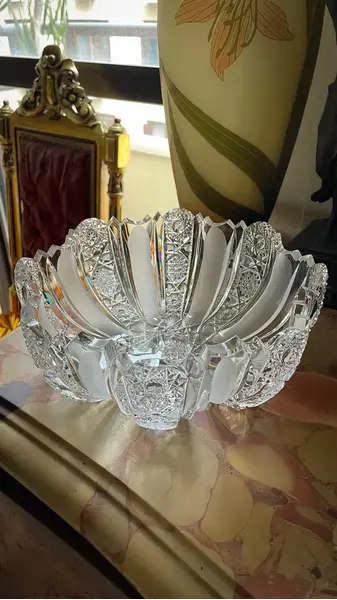 Foto de um(a) Antigo Centro De Mesa Saladeira Fruteira Cristal Baccarat, da categoria de Travessas e tigelas. Antigo e majestoso centro de mesa em cristal Baccarat ricamente lapidado à mão. A lapidação é incrível, borda recortada e... Mostrado de uma perspectiva diferente. Vendido no marketplace Trésors.
