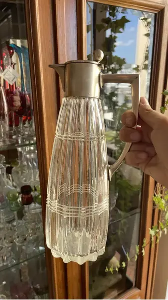 Foto de um(a) Antiga Jarra Claret Jug Em Cristal Italiano E Prata De Lei, da categoria de Jarros. Vietor Italy - Silver 800. Finíssima jarra em cristal italiano lapidado à mão, com detalhes em prata de lei, teor 800. Peça... Mostrado de uma perspectiva diferente. Vendido no marketplace Trésors.