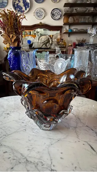 Foto de um(a) Antigo Grande Vaso Centro Mesa Murano Italiano Bullicante, da categoria de Vasos. ~ Italy Glass ~ Encante-se com a sofisticação deste grande vaso/centro de mesa, uma verdadeira joia do design italiano.... Mostrado de uma perspectiva diferente. Vendido no marketplace Trésors.