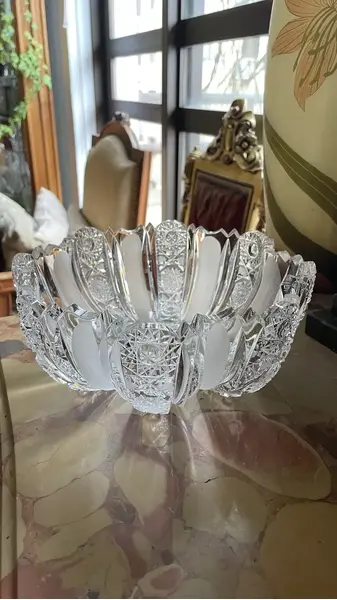 Foto de um(a) Antigo Centro De Mesa Saladeira Fruteira Cristal Baccarat, da categoria de Travessas e tigelas. Antigo e majestoso centro de mesa em cristal Baccarat ricamente lapidado à mão. A lapidação é incrível, borda recortada e... Mostrado de uma perspectiva diferente. Vendido no marketplace Trésors.