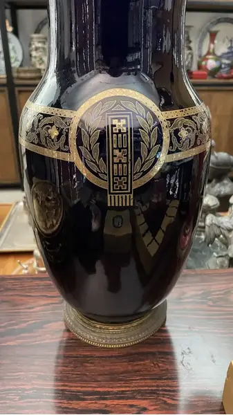 Foto de um(a) Antigo Vaso Jarro Ânfora Clássico Porcelana Sarreguemines, da categoria de Vasos. Importante vaso azul artístico em porcelana francesa Sarreguemines, pintado à mão e ornamentado com bronze. Peça toda... Mostrado de uma perspectiva diferente. Vendido no marketplace Trésors.
