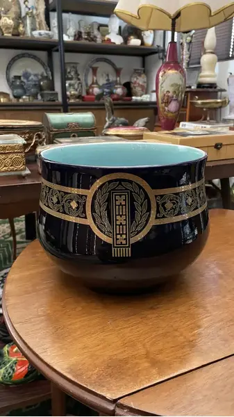 Foto de um(a) Antigo Vaso Cachepô Jarro Porcelana Francesa Sarreguemines, da categoria de Cachepot. Antigo vaso cachepô artístico em porcelana francesa Sarreguemines cor azul cobalto, a favorita do rei Louis XV. Decoração de... Mostrado de uma perspectiva diferente. Vendido no marketplace Trésors.