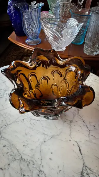 Foto de um(a) Antigo Grande Vaso Centro Mesa Murano Italiano Bullicante, da categoria de Vasos. ~ Italy Glass ~ Encante-se com a sofisticação deste grande vaso/centro de mesa, uma verdadeira joia do design italiano.... Mostrado de uma perspectiva diferente. Vendido no marketplace Trésors.