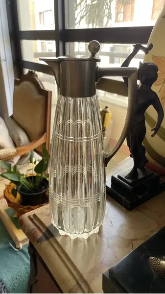 Foto de um(a) Antiga Jarra Claret Jug Em Cristal Italiano E Prata De Lei, da categoria de Jarros. Vietor Italy - Silver 800. Finíssima jarra em cristal italiano lapidado à mão, com detalhes em prata de lei, teor 800. Peça... Mostrado de uma perspectiva diferente. Vendido no marketplace Trésors.