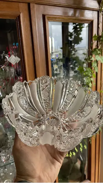 Foto de um(a) Antigo Centro De Mesa Saladeira Fruteira Cristal Baccarat, da categoria de Travessas e tigelas. Antigo e majestoso centro de mesa em cristal Baccarat ricamente lapidado à mão. A lapidação é incrível, borda recortada e... Mostrado de uma perspectiva diferente. Vendido no marketplace Trésors.