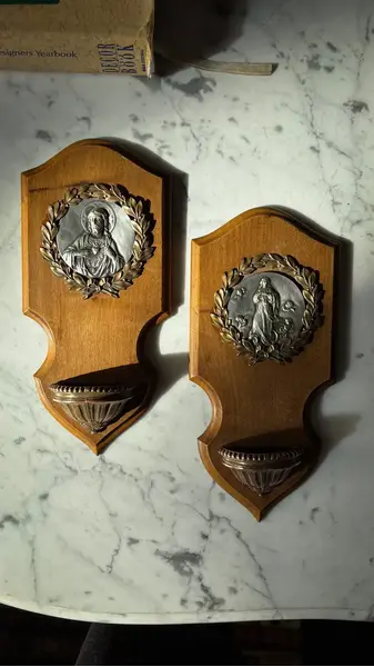 Foto de um(a) Arte Sacra Antiga Pia Batismal Coração Jesus Conceição, da categoria de Objetos religiosos e espirituais. ~ Arte Sacra ~ Antigo e raro par de pias de água benta em madeira de lei, com medalhões em prata com detalhes em bronze.... Mostrado de uma perspectiva diferente. Vendido no marketplace Trésors.