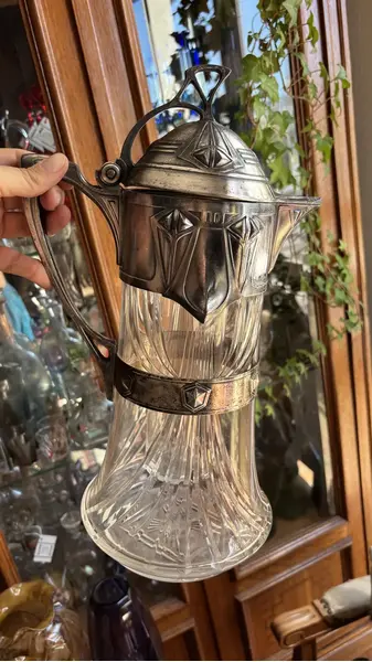 Foto de um(a) Antiga Jarra Refresqueira Claret Jug Cristal Wmf Art Deco, da categoria de Garrafas, potes e jarros. ~ Württembergische Metallwarenfabrik (WMF) ~Renomada manufatura alemã fundada em 1853. Antiga e imponente jarra refresqueira... Mostrado de uma perspectiva diferente. Vendido no marketplace Trésors.