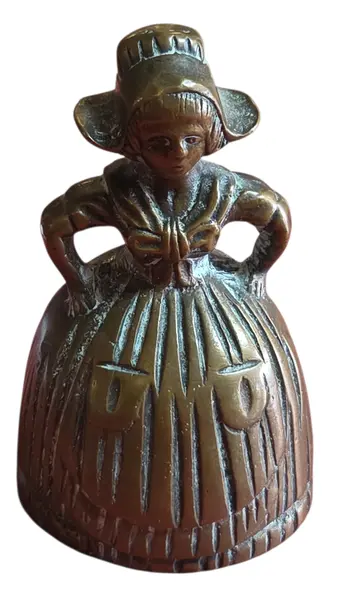 Foto de um(a) Sino de Mesa Antigo em Bronze – Figura Feminina, da categoria de Outros colecionáveis. Excelente estado vintage, apresentando o desgaste natural da pátina que atesta sua antiguidade, sem marcas de restauro ou... Mostrado de uma perspectiva diferente. Vendido no marketplace Trésors.