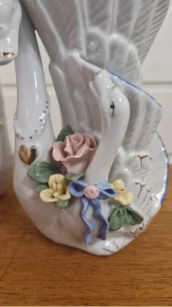 Foto de um(a) Excepcional par de floreiras em porcelana, da categoria de Vasos. Encantador par de vasos vintage confeccionado em porcelana branca com um design ornamental clássico no formato de cisnes... Mostrado de uma perspectiva diferente. Vendido no marketplace Trésors.
