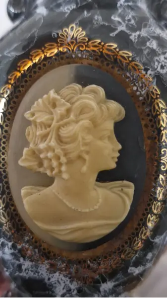 Foto de um(a) Belo vaso ao estilo veneziano em formato de ânfora, da categoria de Vasos. Belíssimo vaso em cerâmica em formato de ânfora, caracterizado por um design clássico e ornamentado que remete ao estilo... Mostrado de uma perspectiva diferente. Vendido no marketplace Trésors.