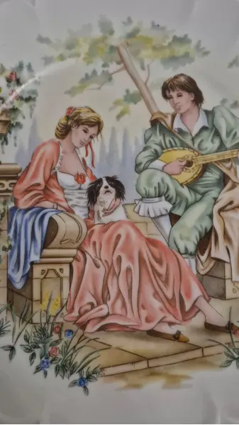 Foto de um(a) Lindo prato de coleção porcelana Limoges, da categoria de Pratos Decorativos. Belíssimo prato decorativo em porcelana de Limoges, fabricado na França, apresenta uma clássica cena romãnica inspirada no... Mostrado de uma perspectiva diferente. Vendido no marketplace Trésors.