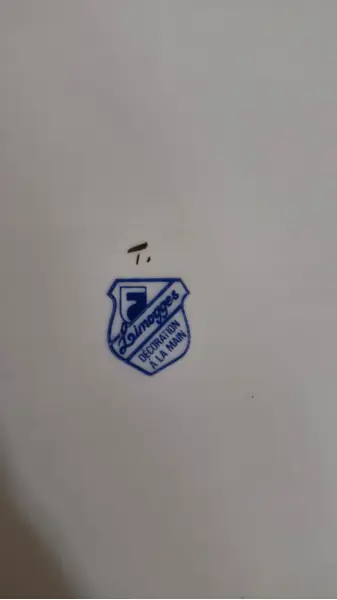 Foto de um(a) Lindo prato de coleção porcelana Limoges, da categoria de Pratos Decorativos. Belíssimo prato decorativo em porcelana de Limoges, fabricado na França, apresenta uma clássica cena romãnica inspirada no... Mostrado de uma perspectiva diferente. Vendido no marketplace Trésors.